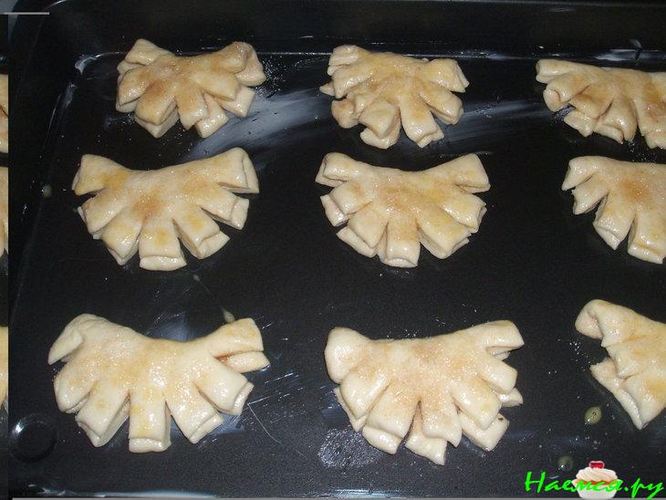 Плюшки с корицей и изюмом