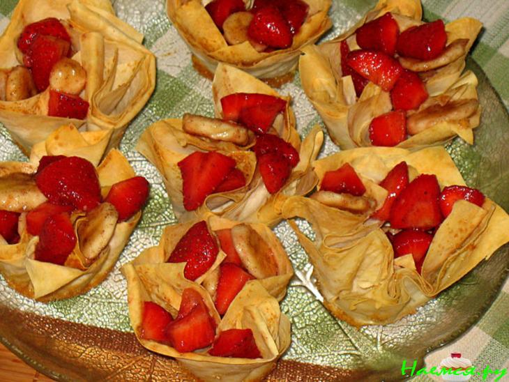 Клубнично-банановые корзинки с лимонным сорбе