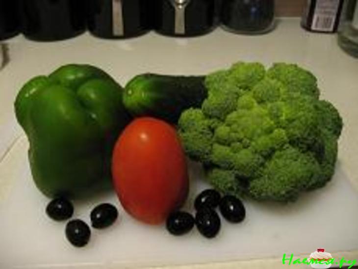 Салат из свежих овощей с маслинами