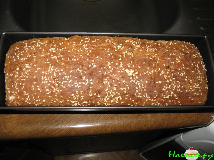 Ароматный медовый хлеб с кунжутом и орехами