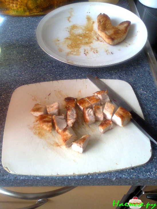 Салат куриный с персиками