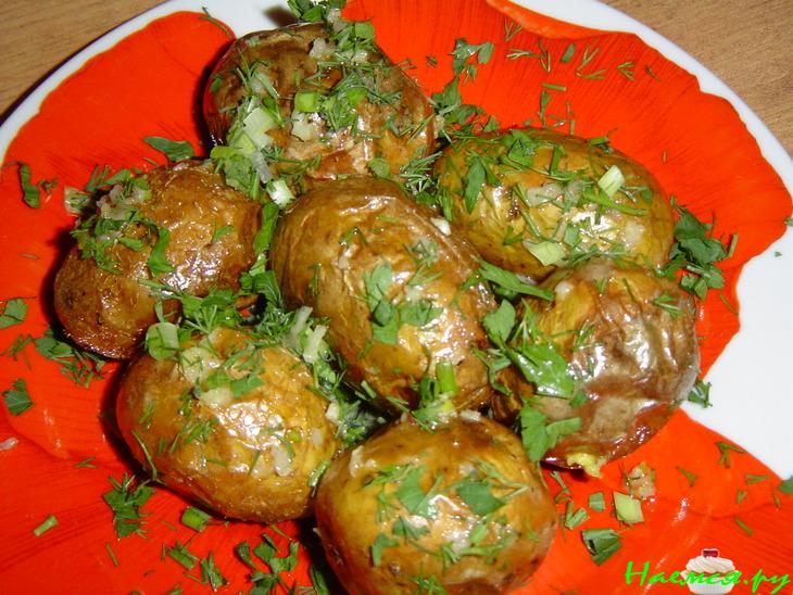 Печеная картошечка с чесноком и зеленью Печеная картошечка с чесноком и зеленью