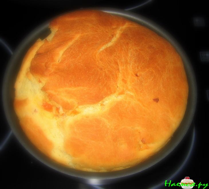 Кулич заварной с изюмом и курагой