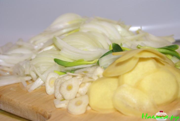 Куриное филе с яйцами по-тайски