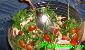 Салат из креветок с сыром фетаки, рукколой и помидорами черри