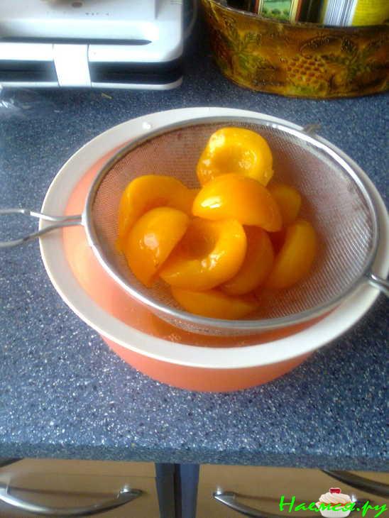 Салат куриный с персиками