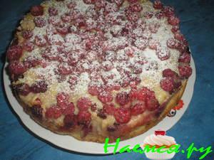 Пирог с вишнями, яблоками и малиной