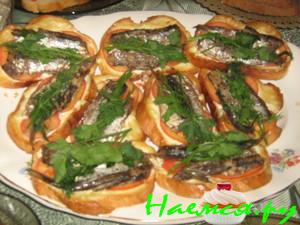 Бутерброды со шпротами и помидоркой