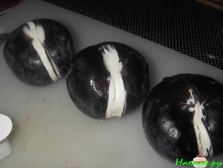 Сливы с сыром и копченой грудинкой