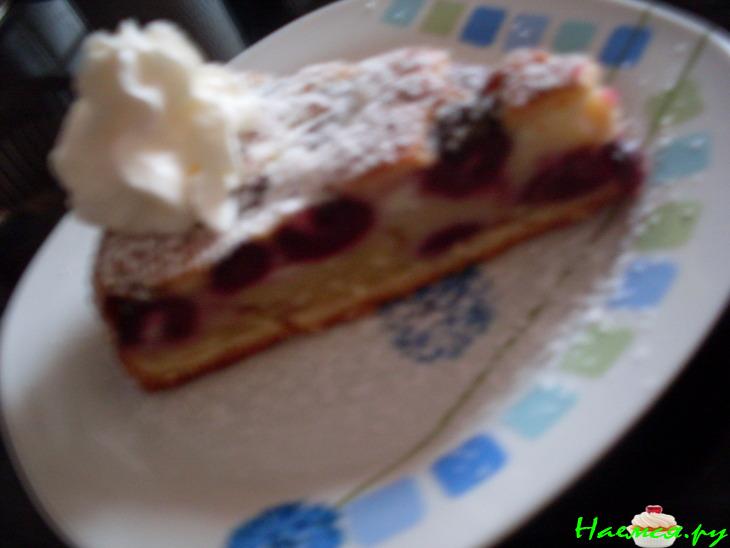 Вишневый пирог с заливкой