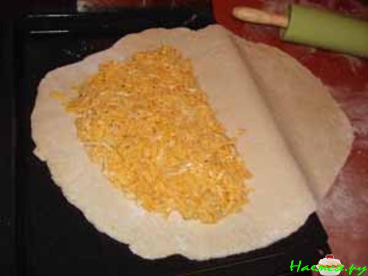 Пирог с сыром и салями