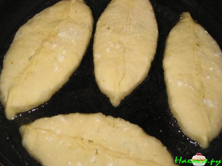 Плоские жареные пирожки с капустой и с морковью