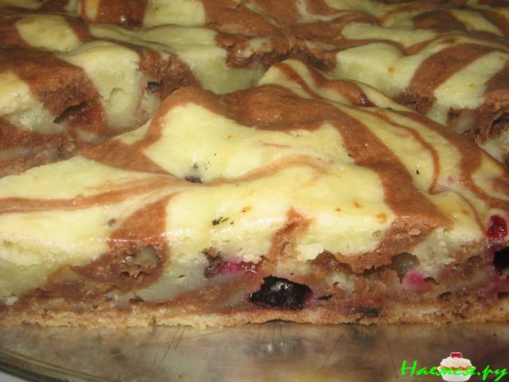 Пирог Зебра с орехами и смородиной