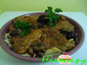 Свинина с черносливом в красном вине