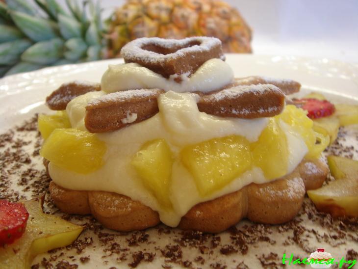 Десерт с песочным печеньем и фруктами