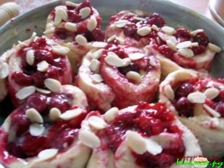 Пирог 'Вишневые розочки' (низкокалорийный)