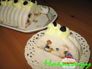 Сырно-творожный десерт с ежевикой и морошкой