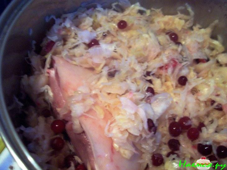 Рулька тушенная с квашеной капустой