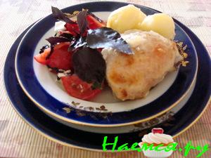 Курица, запеченная с картофелем под сметанно-луковым соусом