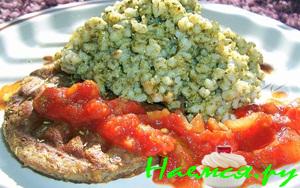 Перловка с песто, котлетой гриль и сальсой