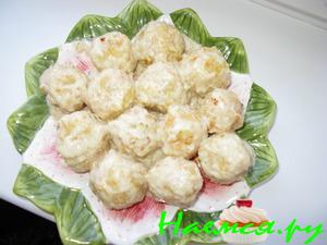 Фрикадельки морковно-творожные с луковым соусом