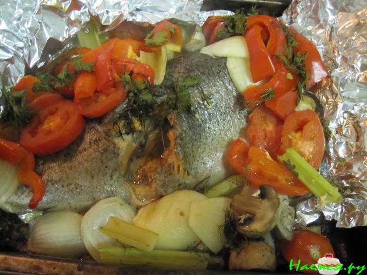 Форель под овощами