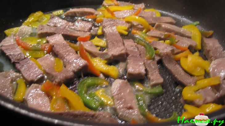 Спагетти с языком, сладким перцем и прованскими травами