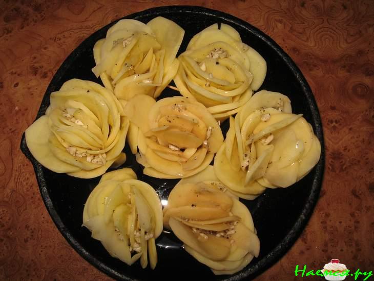Розочки из картофеля с чесноком и зеленью