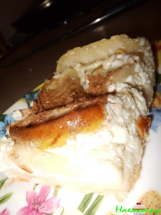 Пирог из слоеного теста с творогом и грушей