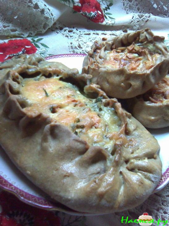 Пирог из ржаной муки с рыбой, грибным соусом, сыром и уймой потраченного времени!