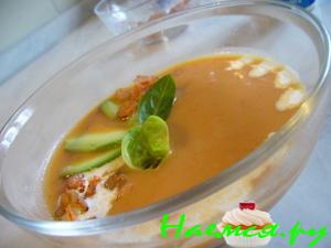 Томатный суп-пюре с креветками и авокадо