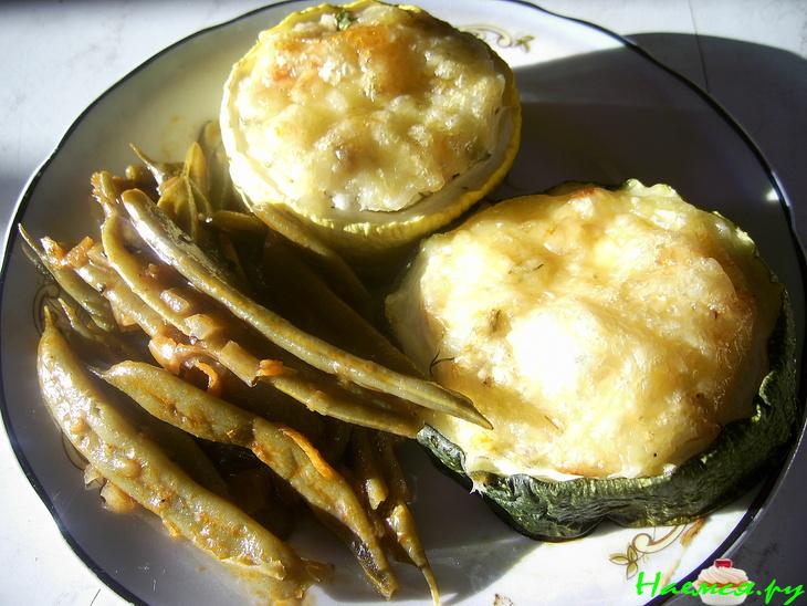 Кабачки фаршированные курицей и рисом