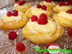 Колечки с ванильным кремом и ягодами Колечки с ванильным кремом и ягодами