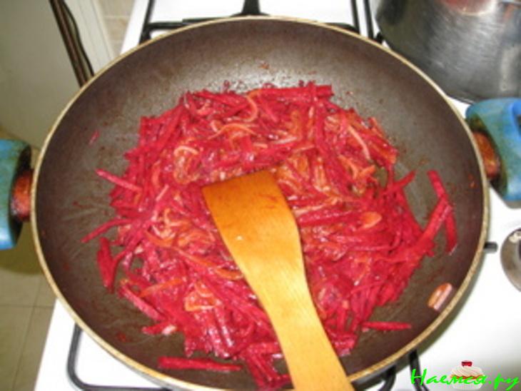 Борщ с фасолью и свекольной ботвой