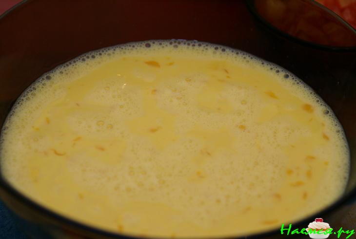 Омлет с ветчиной, луком, сыром и помидорами