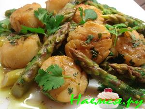 Морские гребешки со спаржей