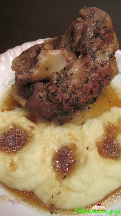 Ароматная свиная нога запеченная в фольге