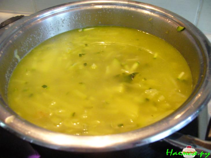 Суп-пюре из цуккини с молодым сахарным горошком