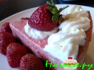 Торт с клубнично-ревеневым муссом