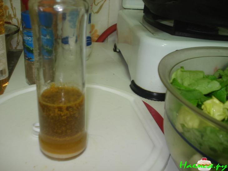 Салат из курицы с сельдереем, авокадо и салатом