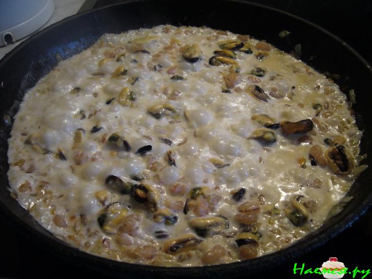 Спагетти с креветками и мидиями в сливочном соусе