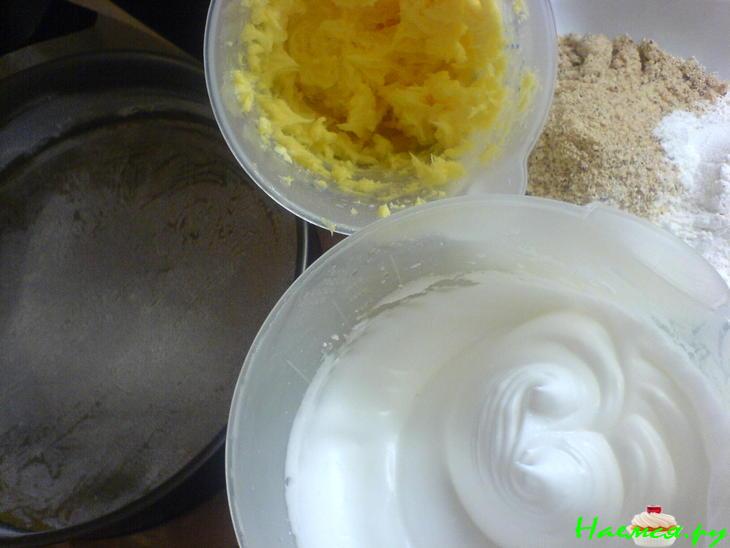 Ореховый пирог со сливами и персиками