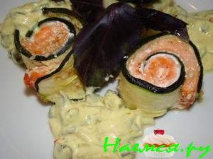 Рулетики из цуккини с семгой и грибным соусом
