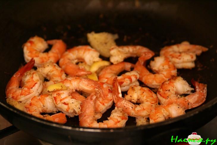 Лингвини со сливочным соусом, красной икрой и креветками