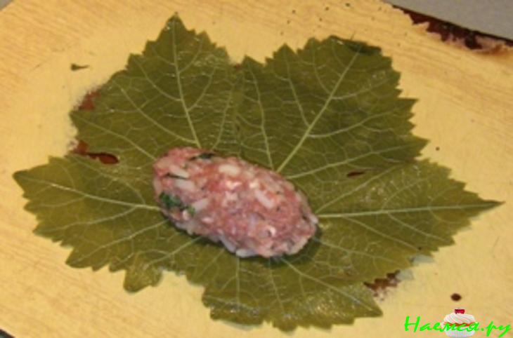 Долма в маринованных виноградных листьях