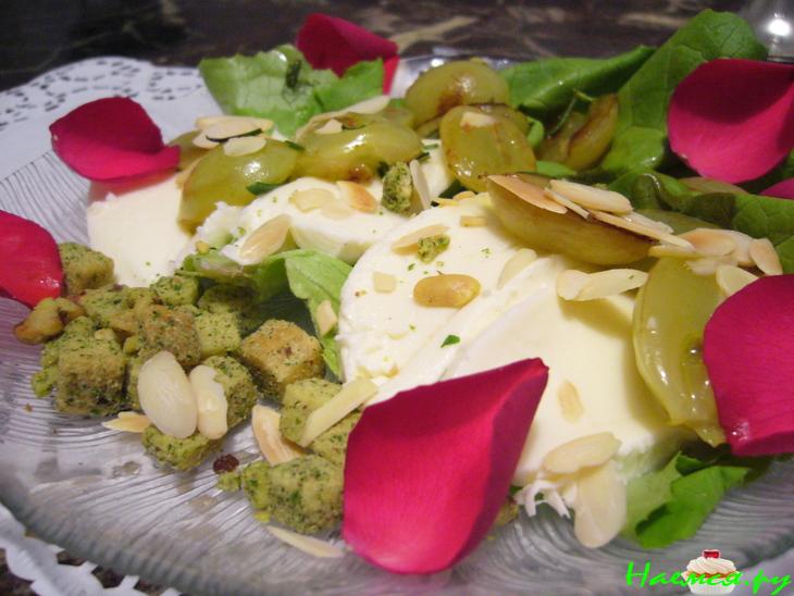 Моцарелла с виноградом и крутонами