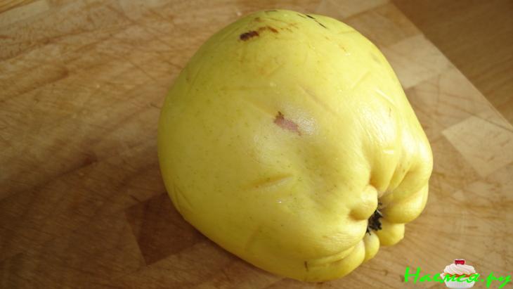 Мясо, запечённое в сметане с айвой