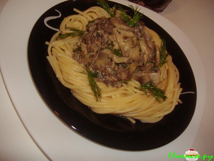 Паста с мясным фаршем и грибами в сметанном соусе