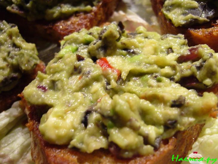 Гренки с авокадо-оливковой смесью