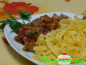 Гуляш по-венгерски с домашней лапшой Гуляш по-венгерски с домашней лапшой